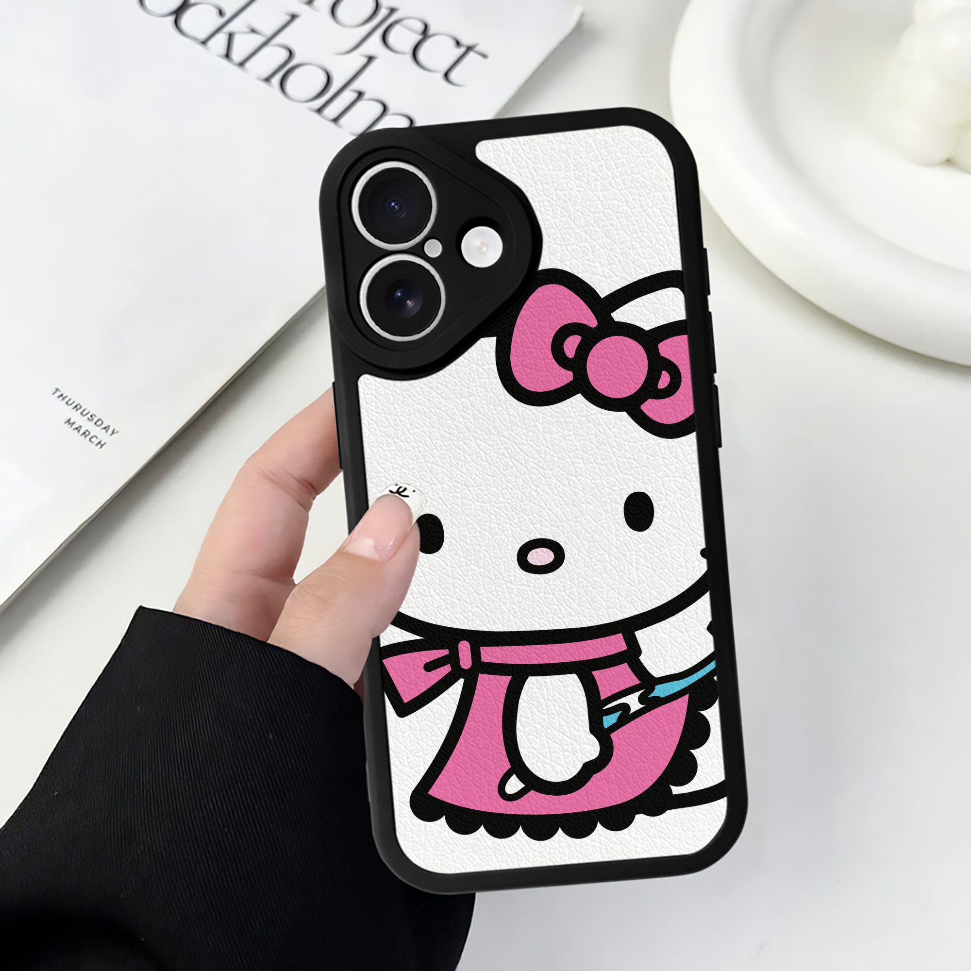 （画像用） Hello Kitty ハローキティ 【iPhone 16シリーズ対応】シリコンスマホケース（レザー調） 材質：シリコン